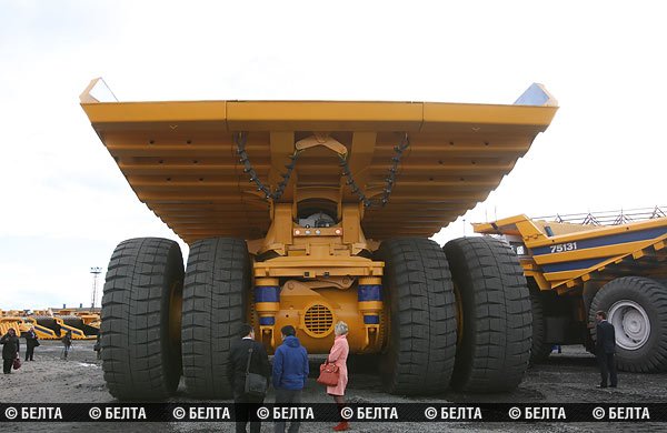 belaz-75710. БелАЗ грузоподъемностью 450 тонн. Фото. Картинка
