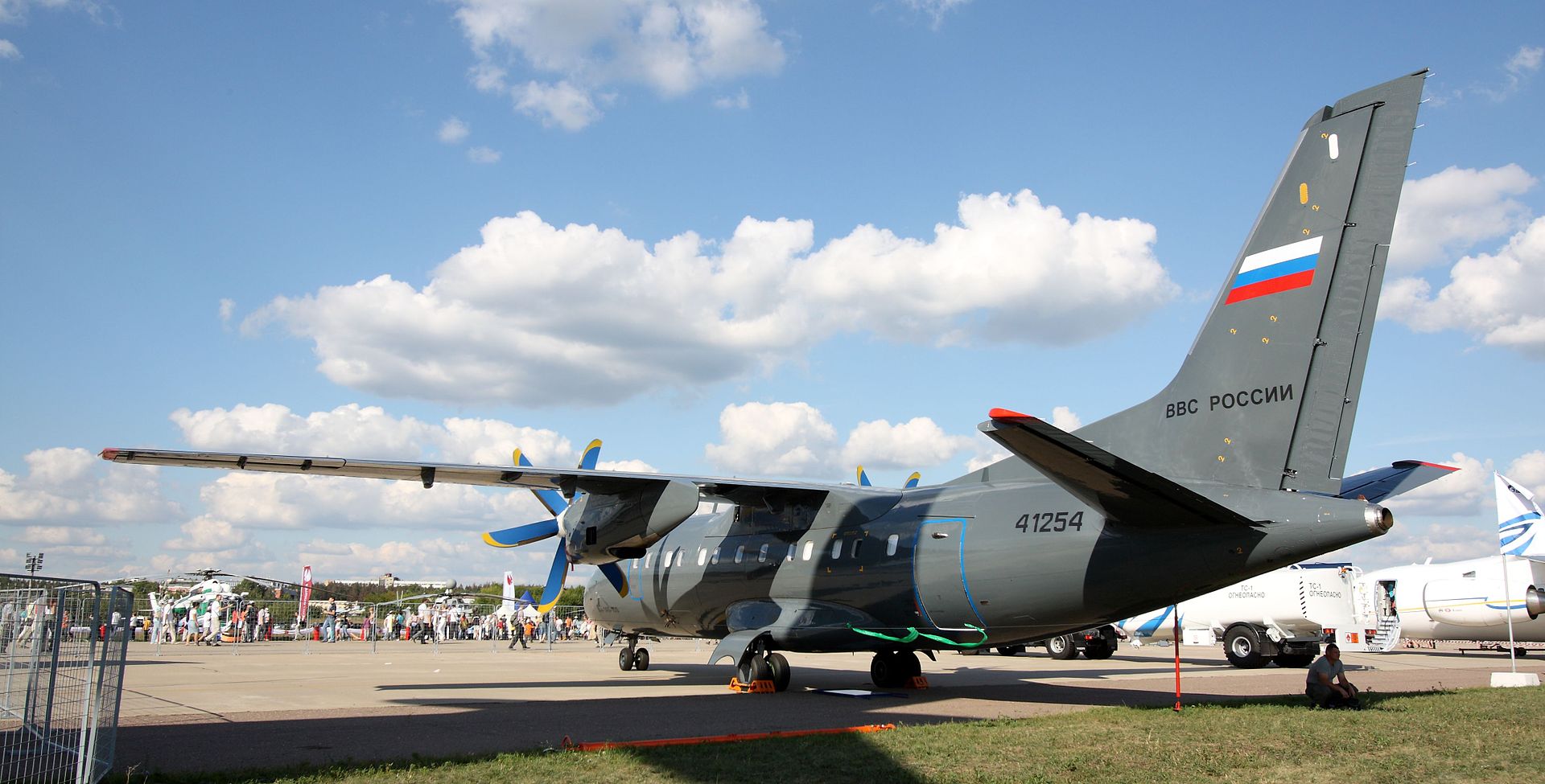 Самолет Ан-140