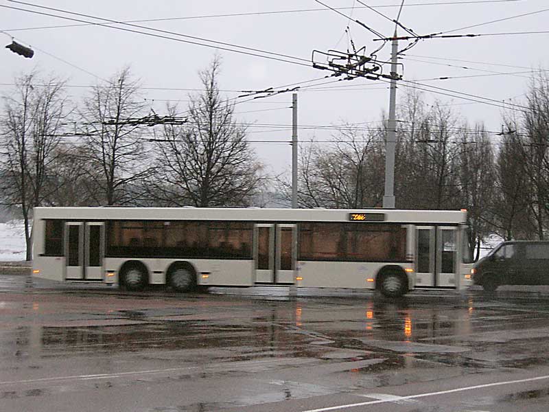 Такой неповоротливый автобус в 2009 году появился на улицах Минска. Фото. Картинка. Фотография