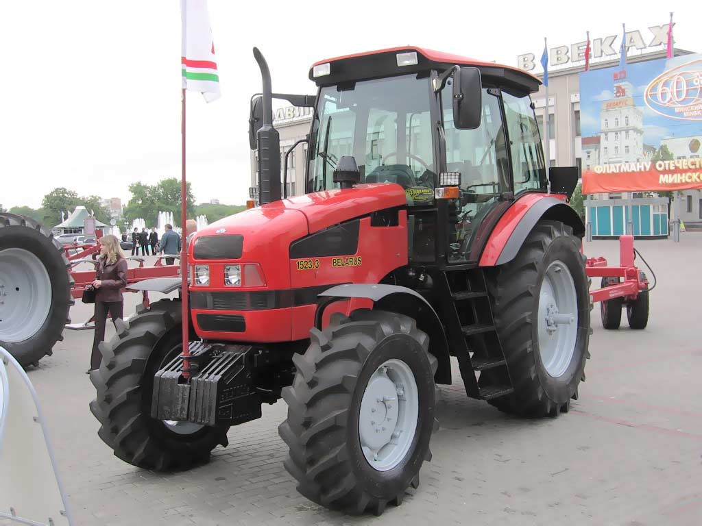 Трактор Беларус-1523-3  относится к тяговому классу 3,0 и имеет колесную формулу 4К4