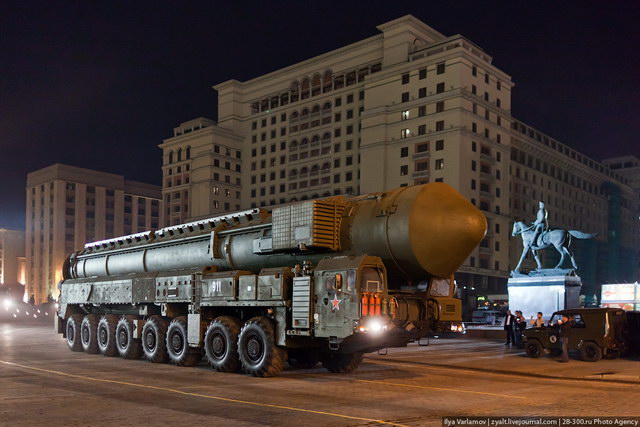 Ракетный комплекс Тополь-М на Манежной площади в Москве