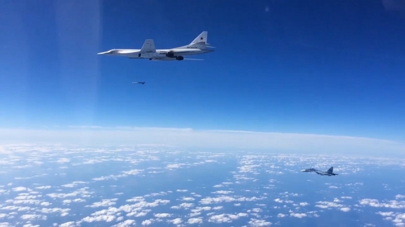 Самолеты СУ-30 сопровождают ТУ-160 в небе Сирии