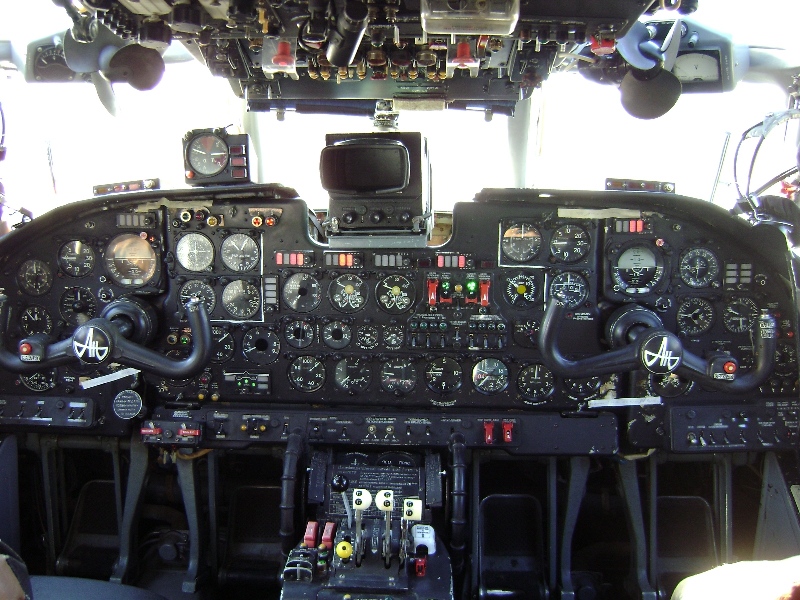 Кабина Ан-26, рабочие места пилотов. Фото. Фотография. Картинка   