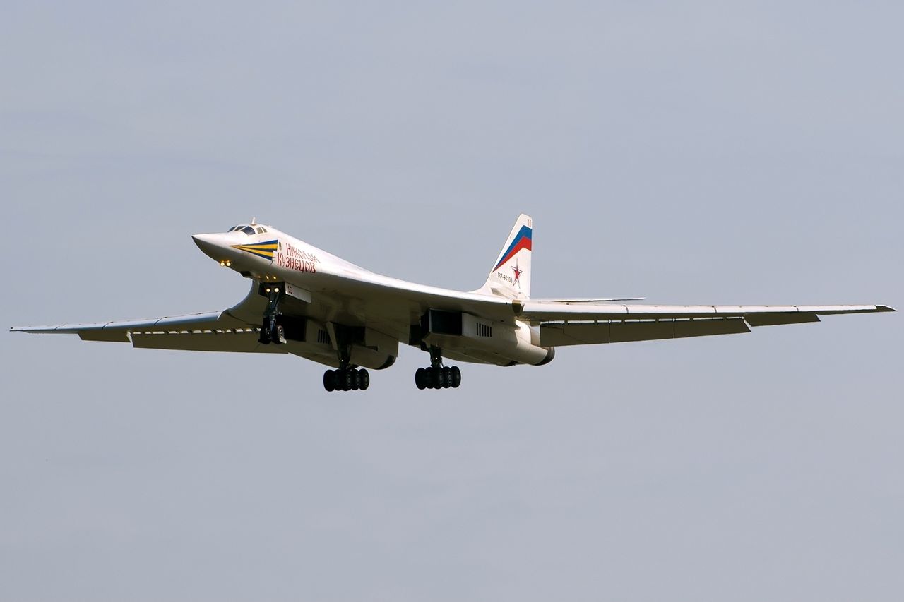 Ту-160 — сверхзвуковой стратегический бомбардировщик-ракетоносец