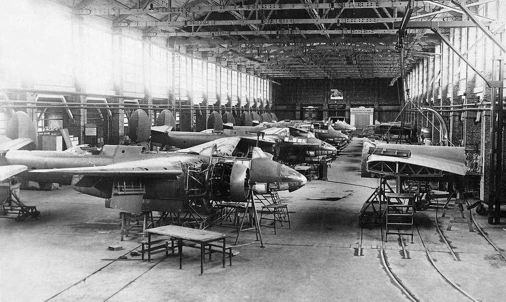 Туполев Ту-2. Сборочный цех самолетов Ту-2. Завод 166, Омск. Июнь 1942 года